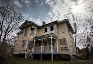 An apparently abandoned house in the city of Syracuse.