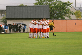 SU huddles before the game. 